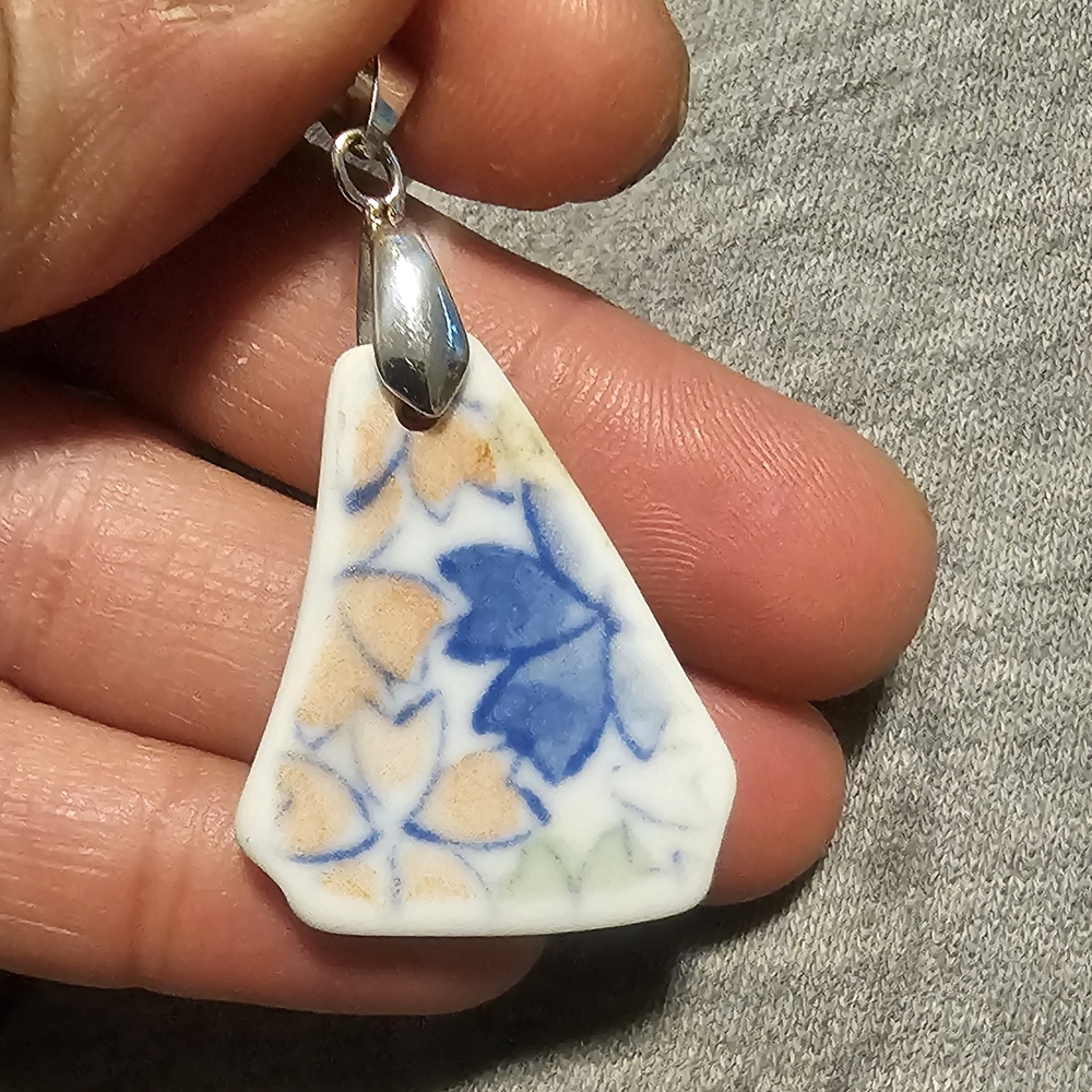 Elegant Blue and Gold Pendant Necklace